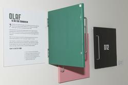 Under lukene på veggen kan man kan lese om bakgrunnshistorie