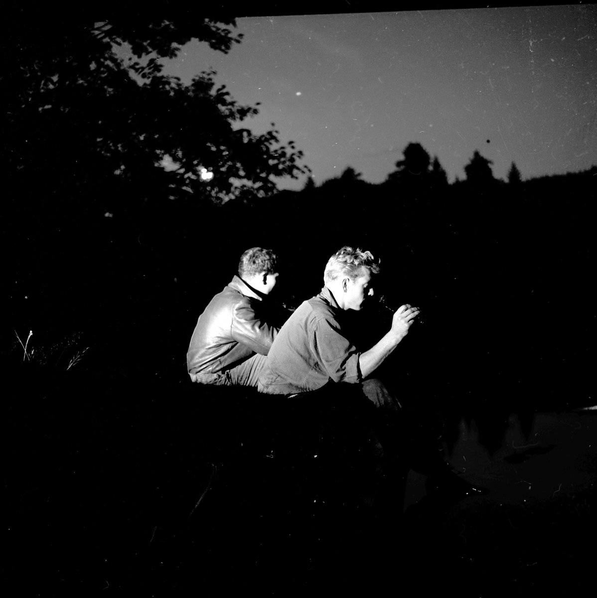 To menn på krepsejakt om natten. Fra Harestuvatnet.
Fotografert 1957.