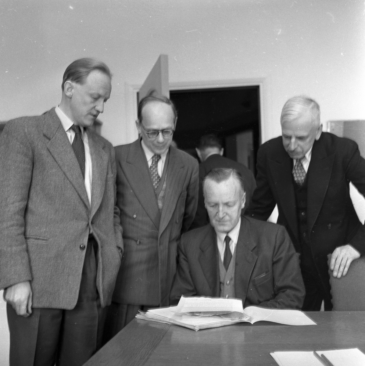 Møte i Fiskeridirektoratet. Fire menn, bl.a. Gunvald Hauge. Sellag.
Fotografert 1958.