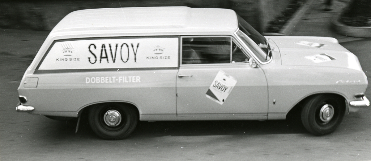 Varebil fra Tiedemann med reklame for Savoy sigaretter.