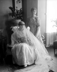 Gruppeportrett, kvinne i hvit brudekjole med slør, brudens m