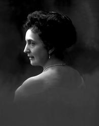 Portrett, kvinne i lys kjole med bare skuldre. Fru konsul La