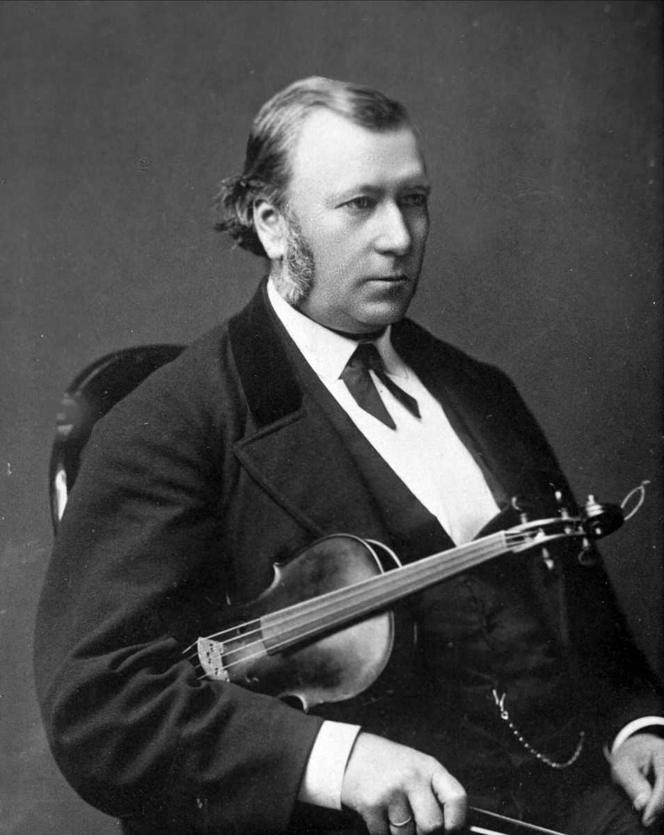 Avfotografering. Portrett, Fredrik Ursin (1825-1890) fiolinist ved Christiania Teaters orkester.