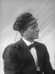 Portrett, gutt med studentlue. Student Johs Thrane.