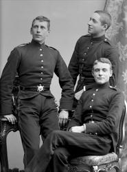 Gruppeportrett, tre menn i kadettuniform.