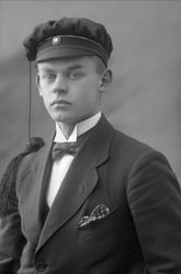 Portrett, mann med studentlue. Student Claus Petersen.