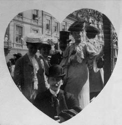 Avfotografering. Gruppe mennesker fotografert på spasertur i