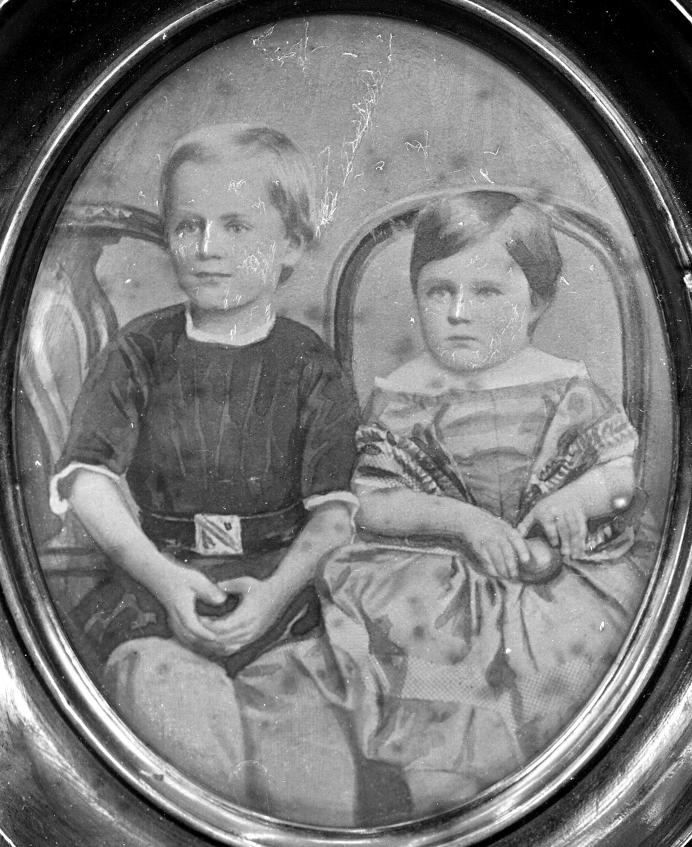 Avfotografering. Gruppe, to barn. Daguerreotypi (?) Fru Fabrikkeier Andresens kopi.
