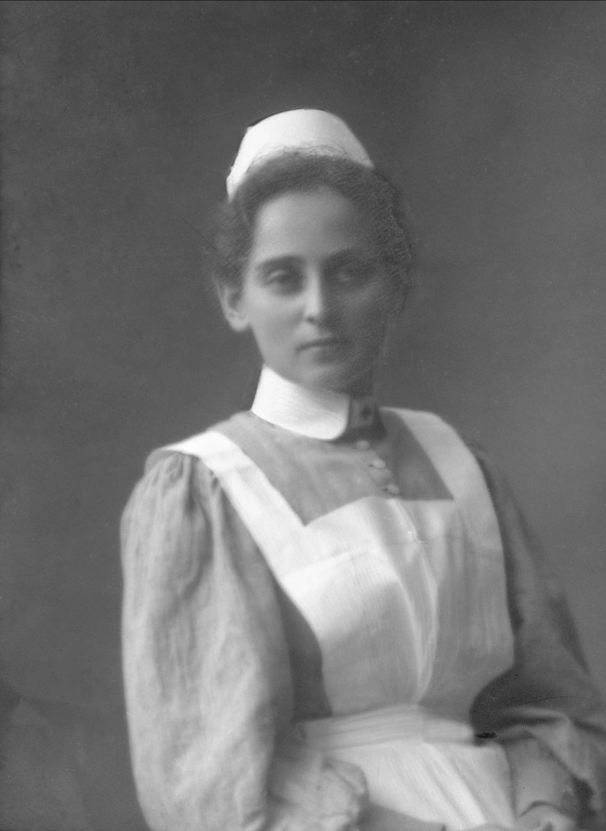 Portrett, sykepleier. Frøken A Vinsnæs.