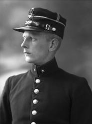 Portrett, løytnant Arentz i uniform.