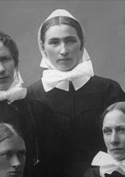 Avfotografering. Utsnitt fra gruppeportrett, kvinne i sykepl