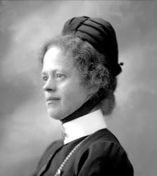 Portrett, sykepleier i uniform. Frk Karette Rennan Stokke.