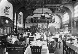 Avfotografert postkort. Spisesalen på Holmenkollen turisthot