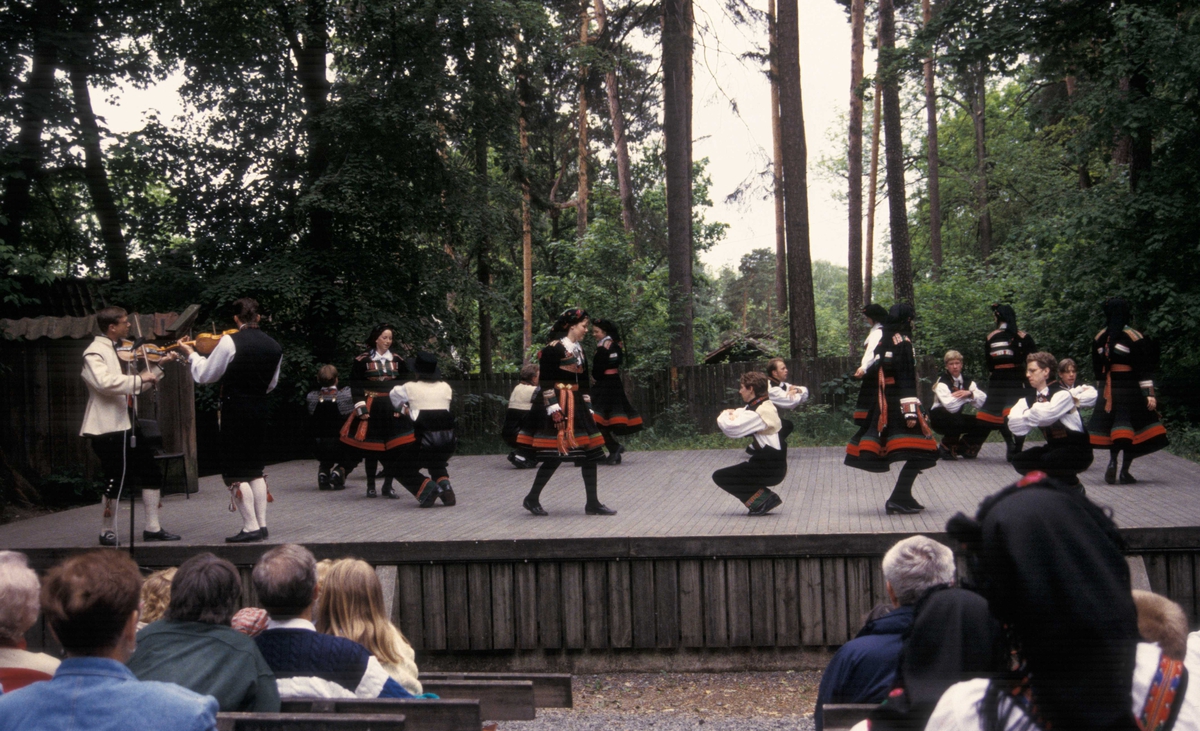 Fra Setesdalsuka,  på Norsk Folkemuseum, fra  6.-12. juni i jubileumsåret 1994.Norsk Folkemuseums dansegruppe danser på Friluftsteateret, bygning nummer 349