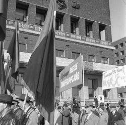 1. mai feiring, Oslo 1956. Demonstrasjonstog foran Rådhuset,
