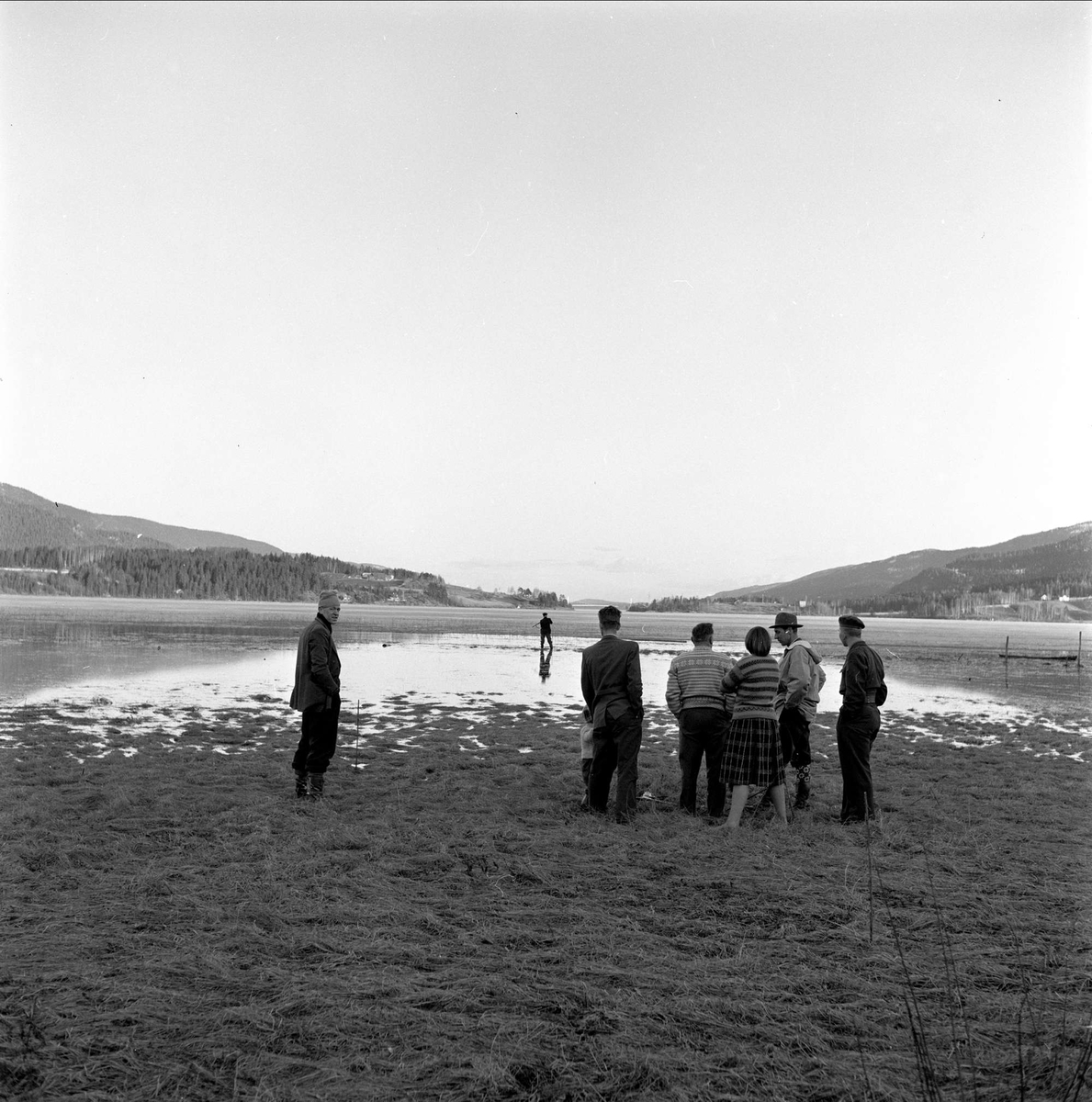 Fiskere ved Fiskumvannet, gjeddejakt, Fiskum, april, 1959.