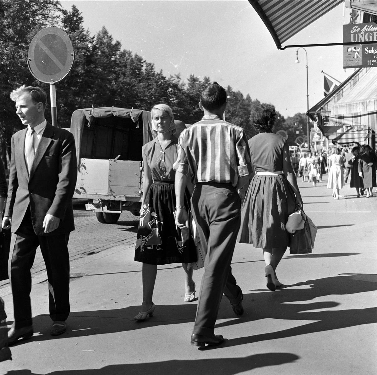 Solskinn, folk nyter sensommer på Karl Johan, Oslo, 03.09.1959.