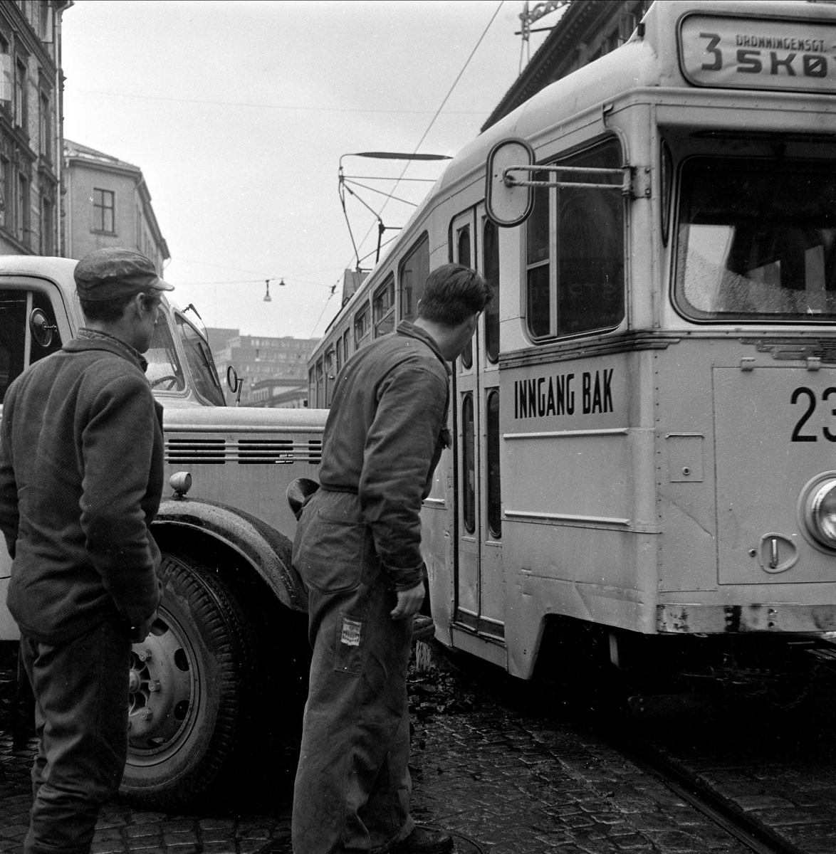 Kollisjon bil-trikk, Storgata, Oslo, 10.11.1959.