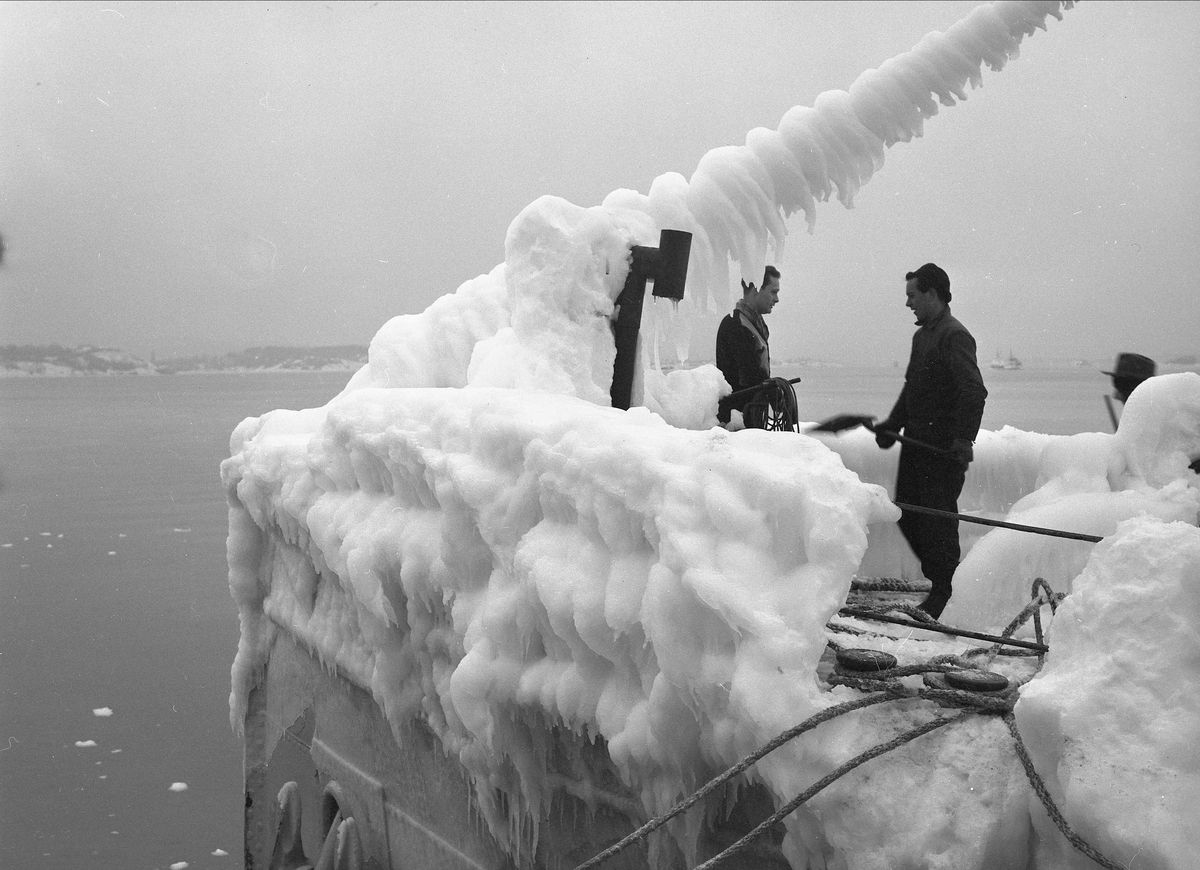 Oslo,  15.02.1956, is på dekk og master på båt ved kai.