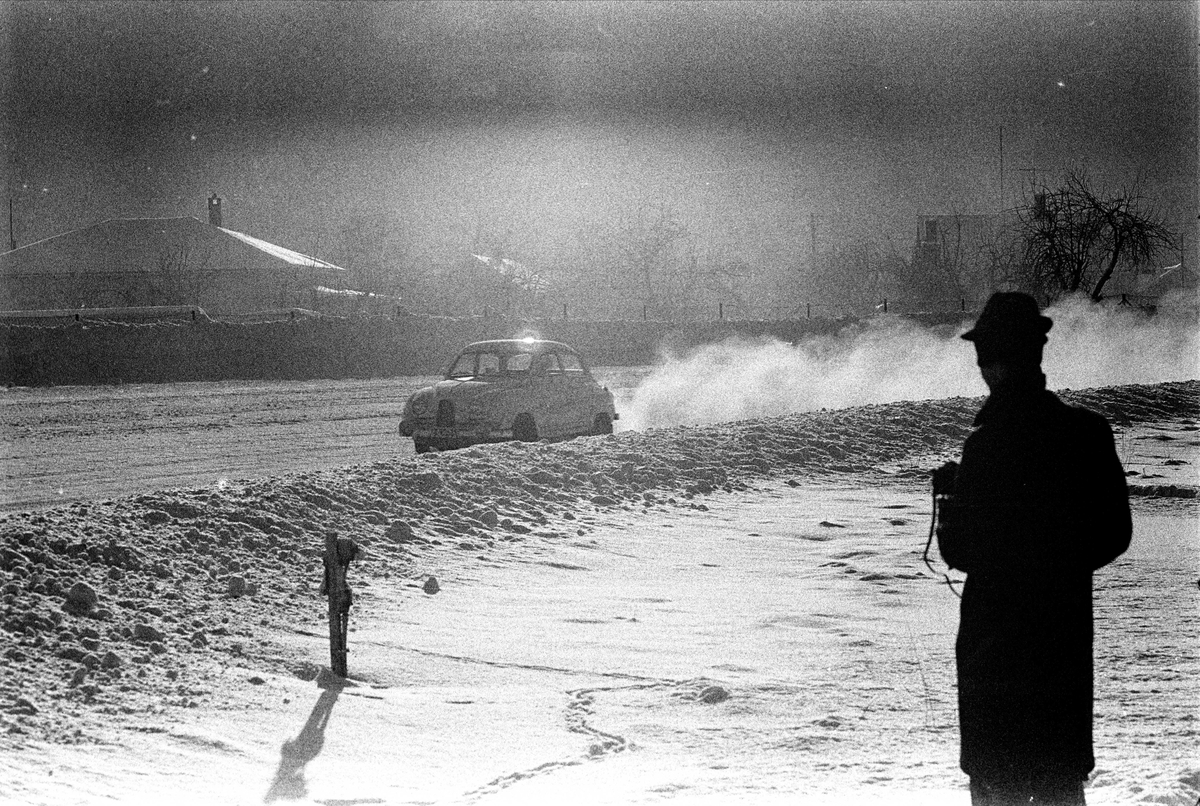 Biløp i Drammen, februar 1965. Tilskuer og bil (en SAAB).