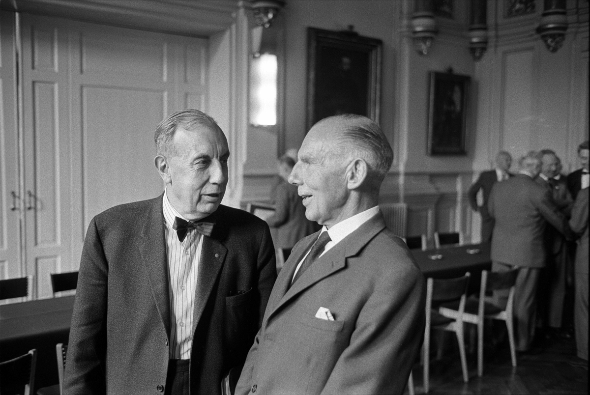 Dommermøte i Oslo Militære Samfund, september 1964. To menn med dress i interiør.