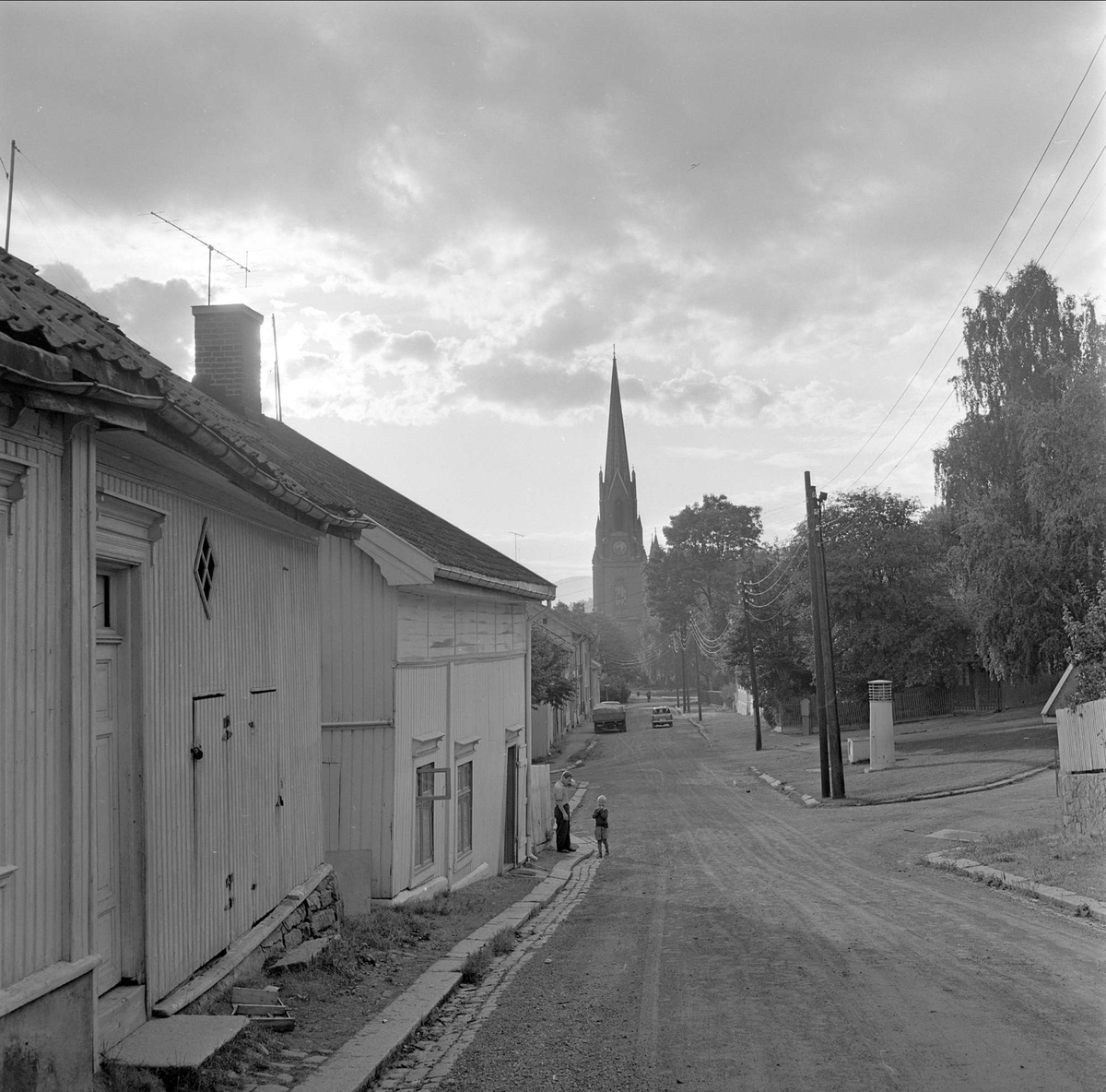 Drammen, august 1962. Drammensdagen. Gate med boliger og kirke.