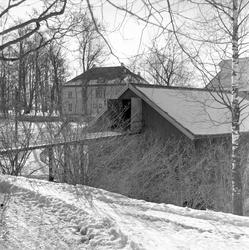 Eidsvollsbygningen, Eidsvoll, 08.04.1958. Sett bak uthus. Vi