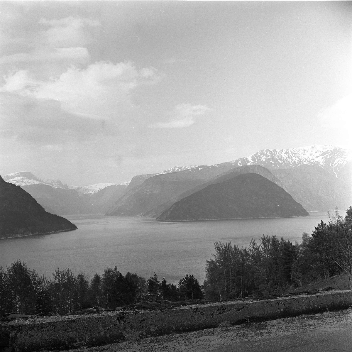 Sørfjorden i Hardanger, Hordaland, mai 1963. Fjordlandskap.