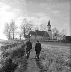 Kråkstad kirke, Ski, Akershus, 03.11.1956. To menn på vei ti