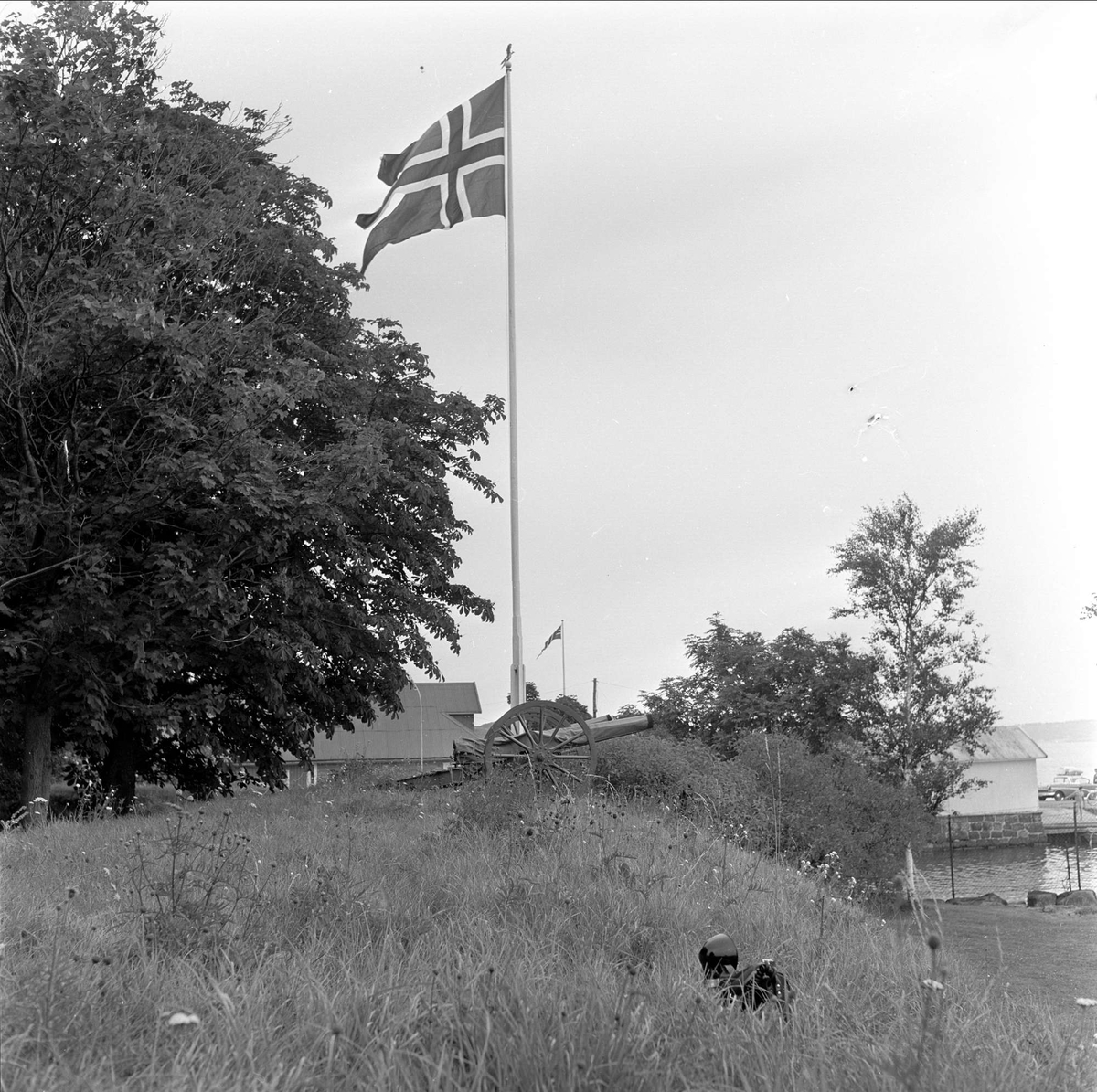 Stavern, Larvik, Vestfold, juli 1963. Fredriksvern festning. Voll med flaggstang.