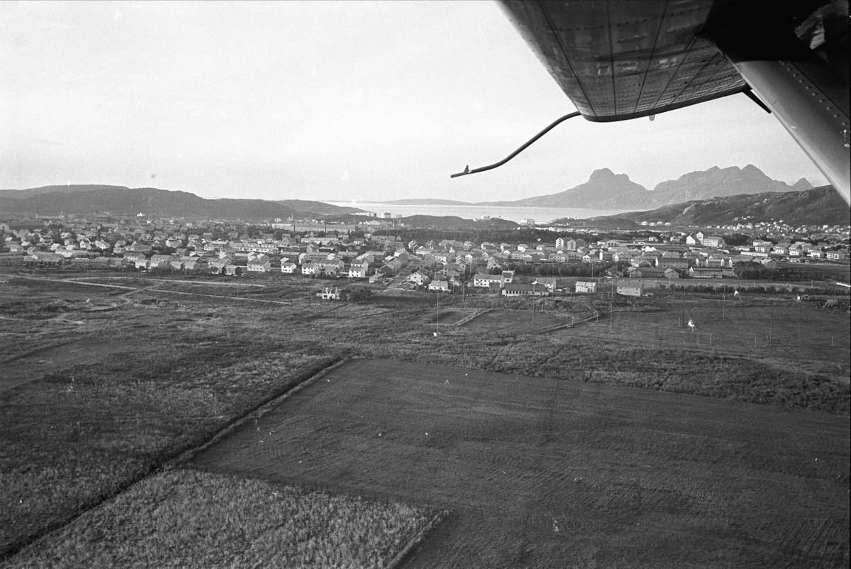 Antatt Glomfjord, Meløy, oktober 1965. Artikkel om mann fra Glomfjord-raidet, John Fairclough. Flyfoto.