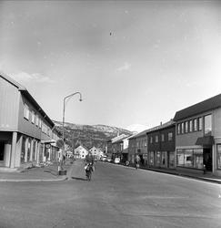 Nordland, april.1963. Veien Bodø-Saltdal. Gate med butikker.