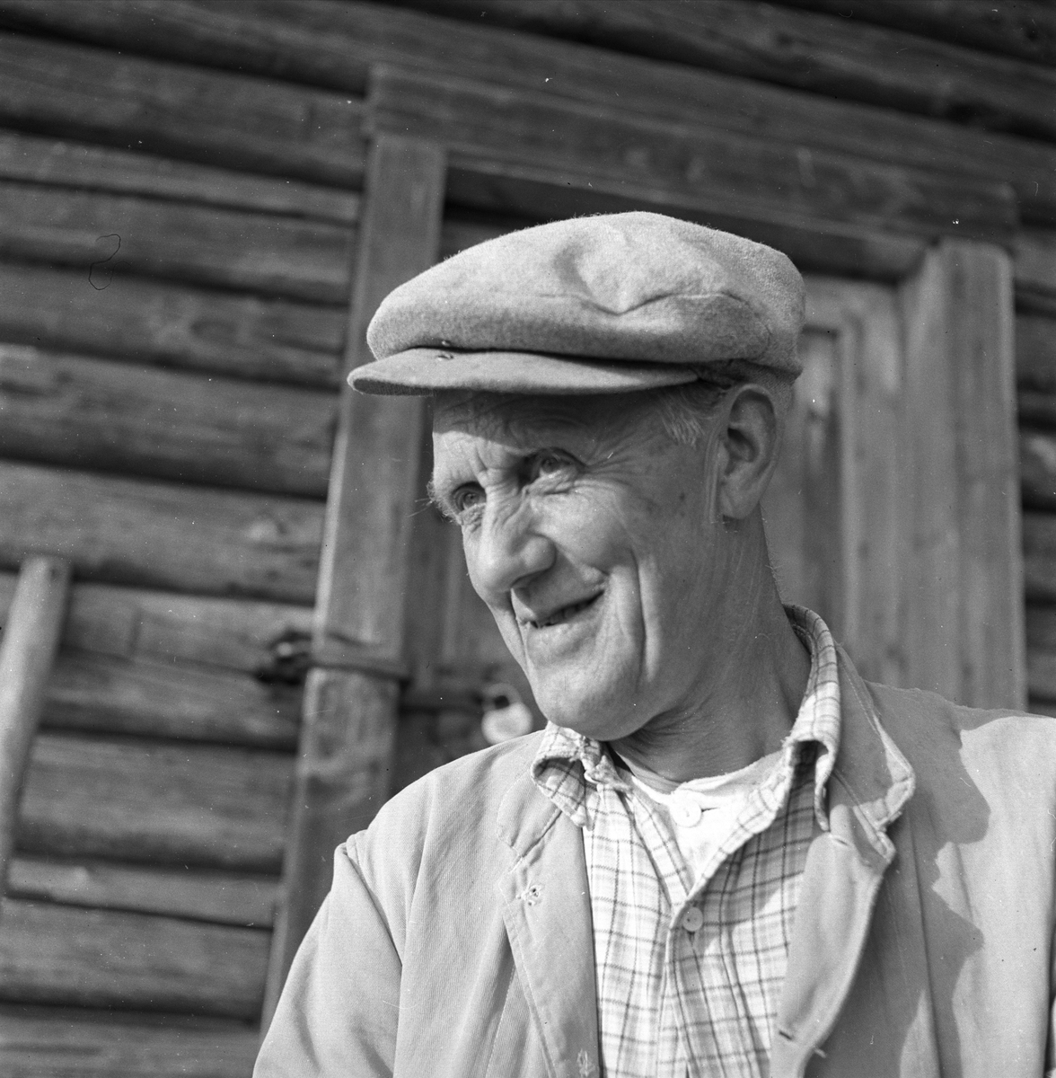 Tømmerfløtere i Sperillen, Ringerike, Buskerud, ant. 1950-tallet. Portrett av mann.