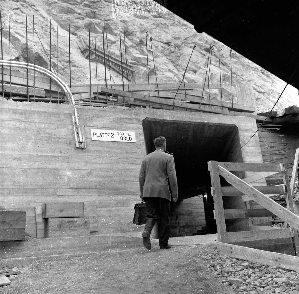 Bekkelaget, Oslo, september 1958. Bekkelagstunnelen. Jernbane, mann og undergang.