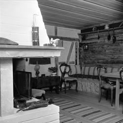 Damstredet, Oslo, mai 1963. Interiør med møbler og peis.