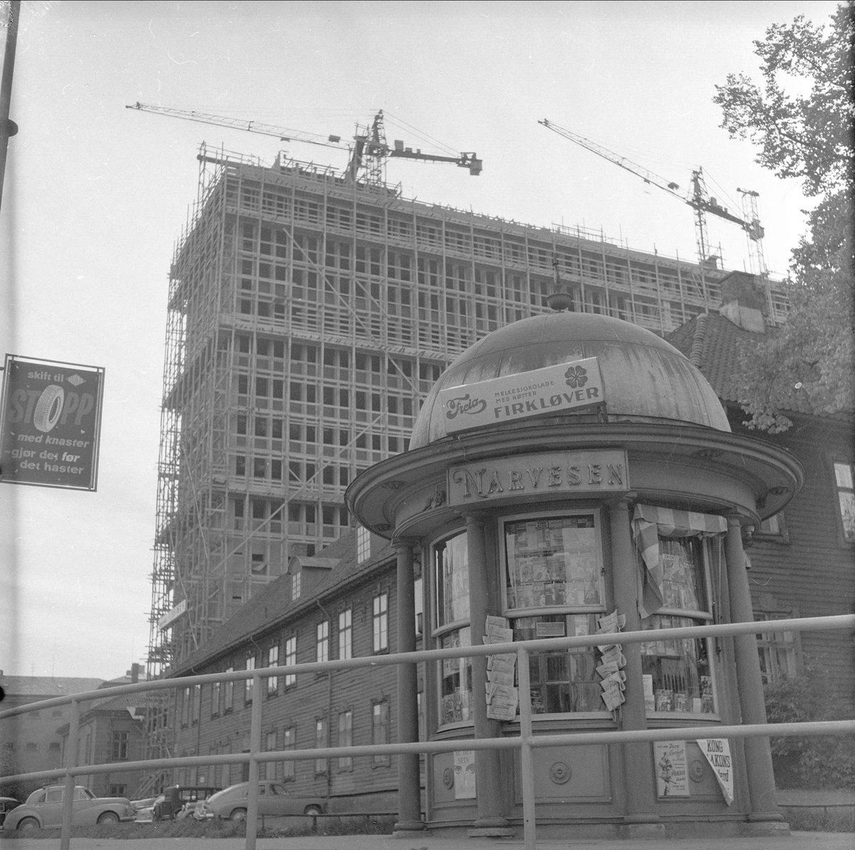 Regjeringsbygget i Rgjeringskvartalet under oppføring. Bygningen i forgrunnen, bak kiosken, er det tidligere Militærhospitalet som ble tatt ned i 1962 og gjenreist påp Grev Wedels plass 1 i 1983.
Akersgata, Oslo, 05.10.1957.