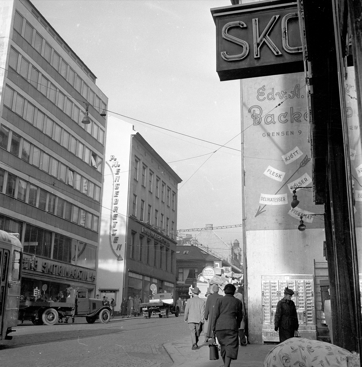 Oslo, september 1955. Bygate med bygårder og trafikk.