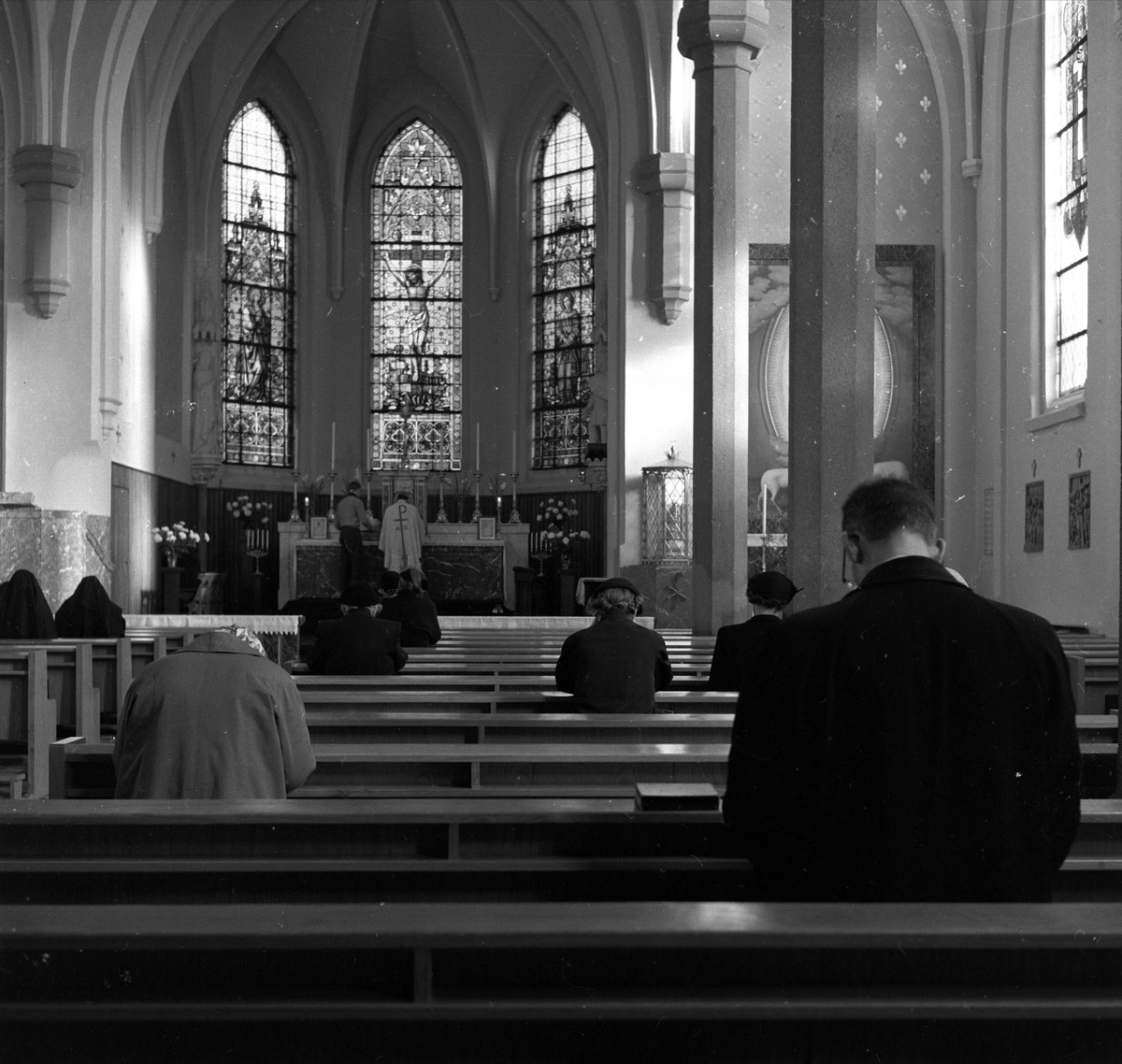 Akersveien 1, Oslo. St. Olavs kirke. Interiør og gudstjeneste.