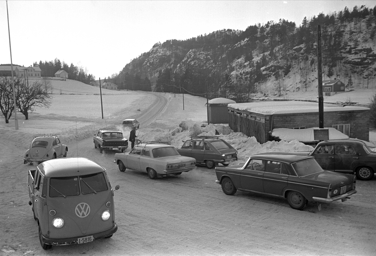 Fra Kragerø februar 1969. Biler som trafikkerer en vinterlig vei.