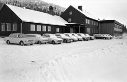 Fra Skjæringfjell høyfjellshotell, november 1965. Biler park
