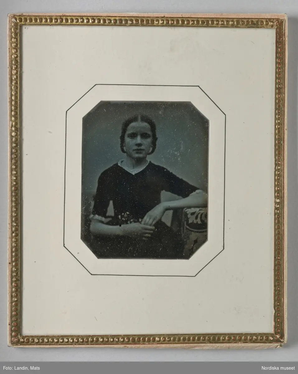 Flickporträtt, Augusta Drakenberg (1832–1862). Dagerrotyp / daguerreotyp från ca 1844–1846. Nordiska museet inv.nr 143945.
-
Sixth-plate daguerreotype portrait of Augusta Drakenberg, c. 1844–46