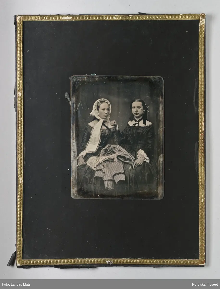Porträtt av två unga kvinnor. Daguerrotyp i ram av senare datum. Nordiska museet inv.nr 205464
-
Portrait of two young women. Quarter-plate daguerreotype in oversize, non-original frame.