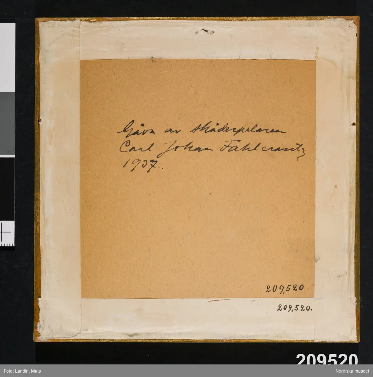 Huvudliggaren:
"'Petissan' och Observatoriet vid Drottninggatans slut i Stockholm, tuschteckning, sign RH/96 (= Robert Haglund?? 1896). G. av skådespelaren Carl Johan Fahlcrantz, Ålsten."