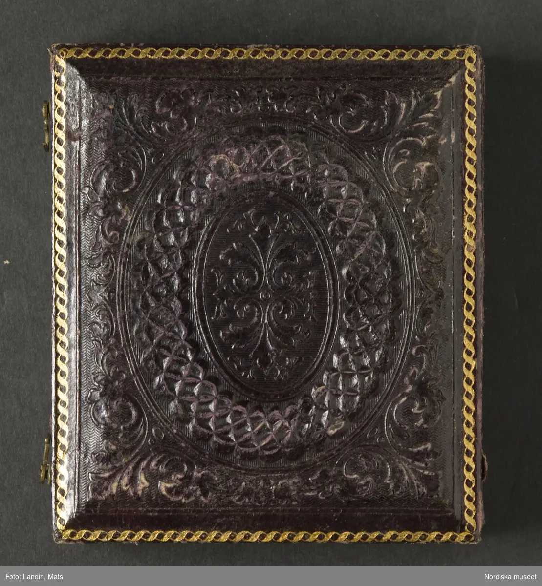 Porträtt av okänd man. Sittande, iklädd svart jacka, vit skjorta och svart halsduk. Glasögon och skägg. Dagerrotyp / daguerreotyp i sidenfodrat etui av amerikansk typ, ca 1850. Nordiska museet inv.nr 230443.
-
Portrait of an unidentified man, c. 1850. Sixth-plate daguerreotype in velvet lined case with gilt decorations.