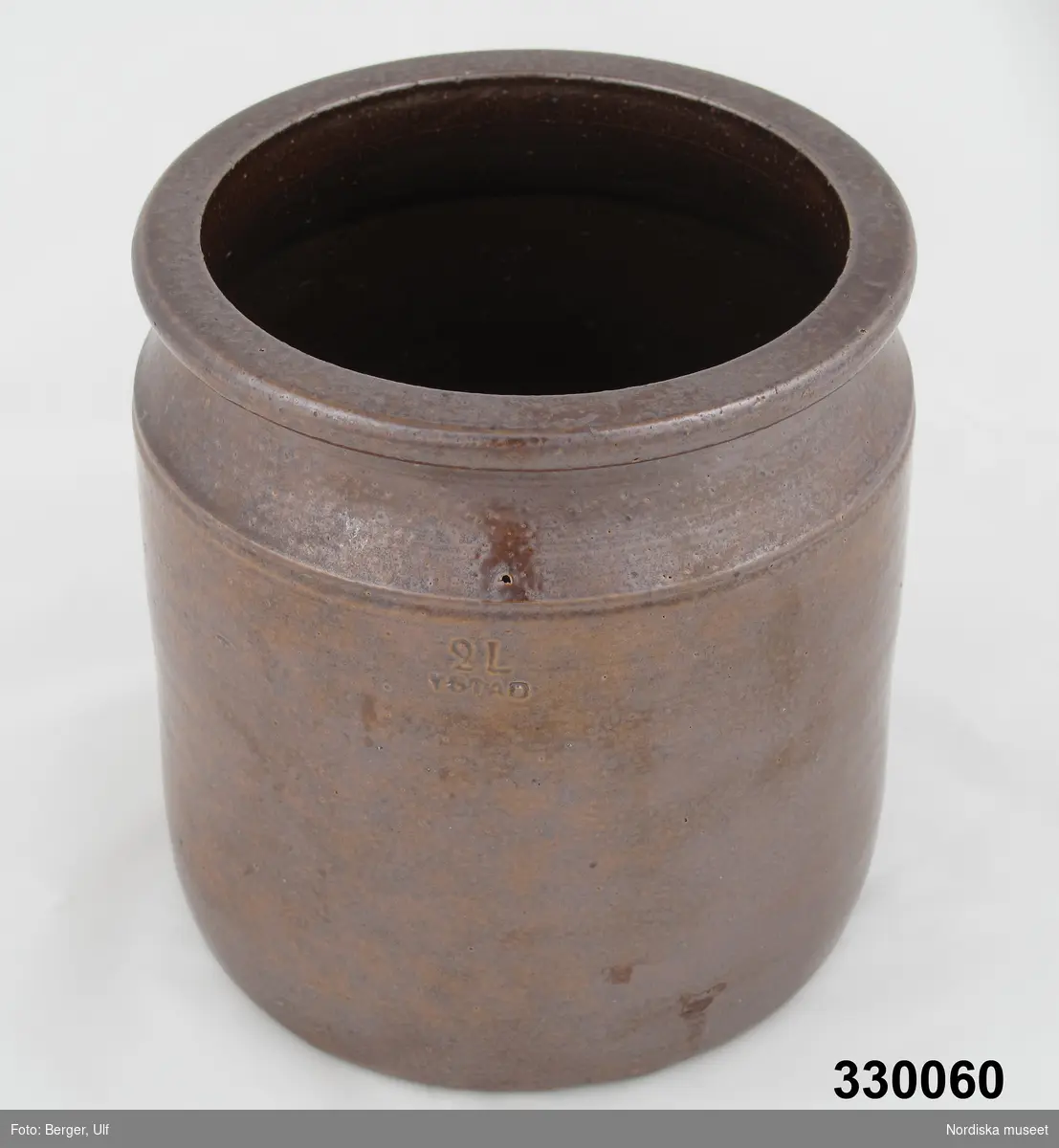 Hushållskärl i saltglaserad keramik, brun. Raka sidor med insvängd mynningen.  Stämpel på sidan "2L / YSTAD". Krukan rymmer 2 liter.
/Cecilia Wallquist 2010-03-12