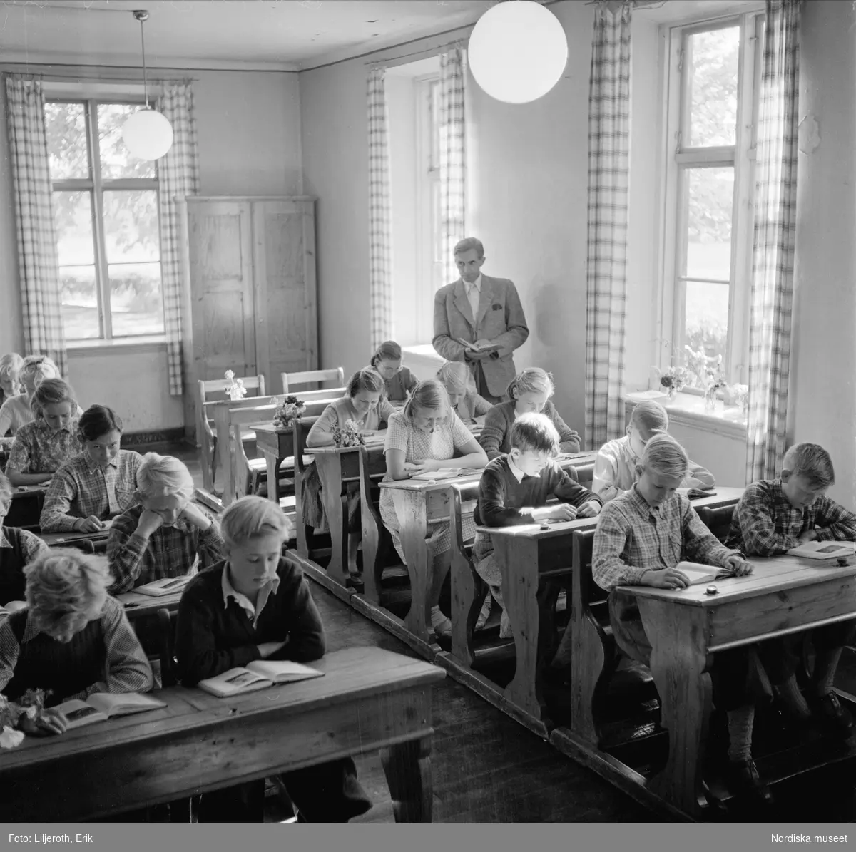 Folkskola. Folkskolläraren och författaren Albert Olsson i sin skola i Lyngåkra i Harplinge, Halland.