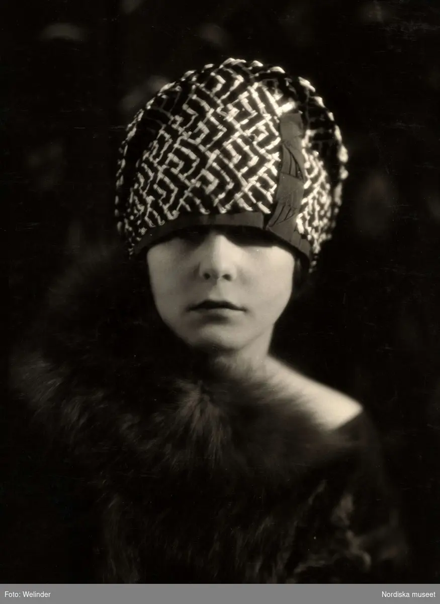 Kvinnlig modell visar hattmode, 1920-tal, på NK (Nordiska Kompaniet) i Stockholm.