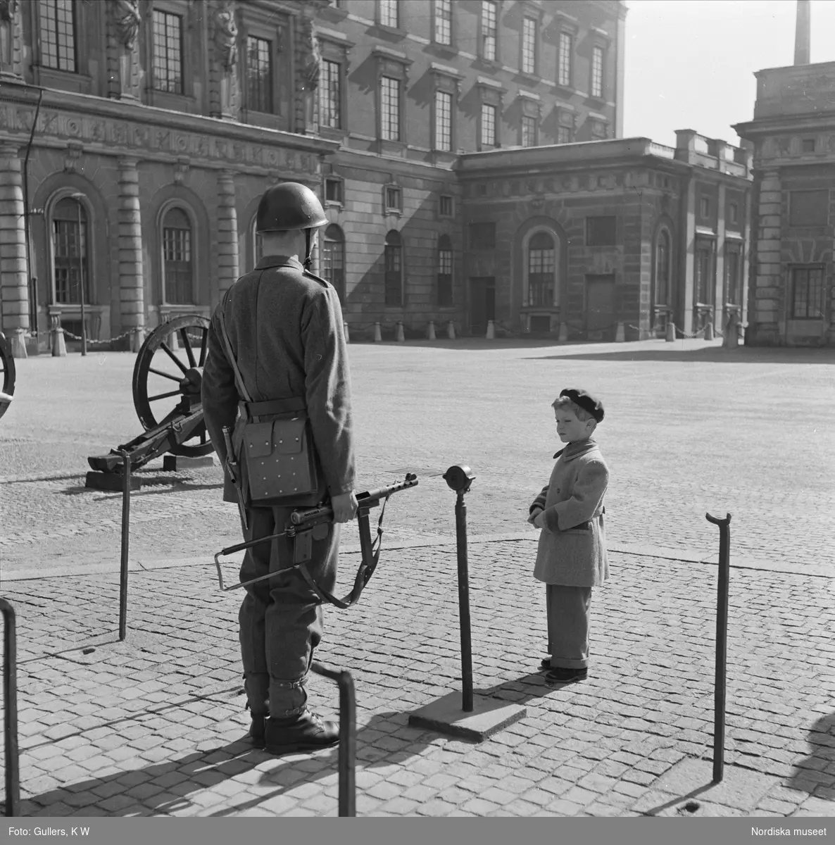 Kronprins Carl Gustaf med vakt på Stockholms slotts borggård