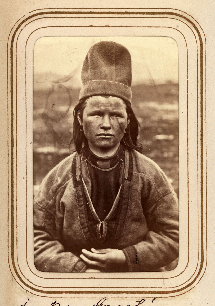 Porträtt av Inga Kajsa Granström, 22 år, Tuorpons sameby. Ur Lotten von Dübens fotoalbum med motiv från den etnologiska expedition till Lappland som leddes av hennes make Gustaf von Düben 1868.