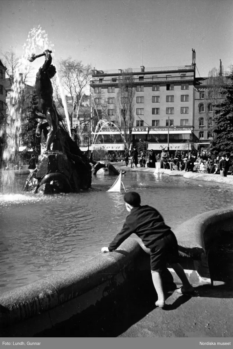 Pojke vid fontänen på Mariatorget, Södermalm, Stockholm